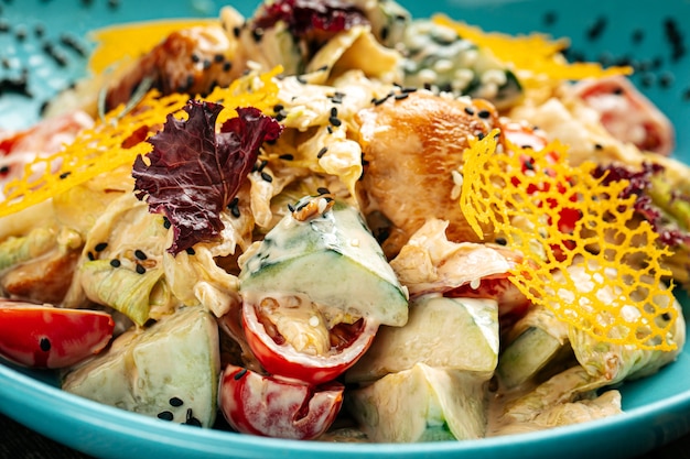 Gourmetsalat mit geräuchertem Hühnchen und Käse