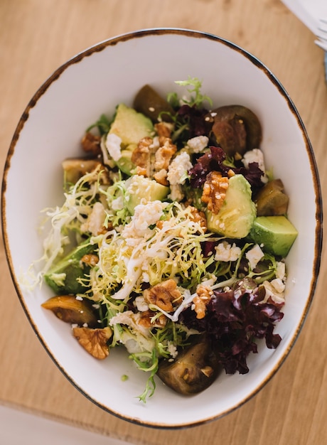 Gourmetsalat mit griechischem Käsesalat, Tomate und Walnüssen