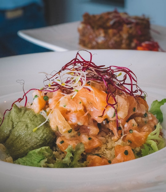 Gourmetteller vom lachstatar mit avocado und quinoa