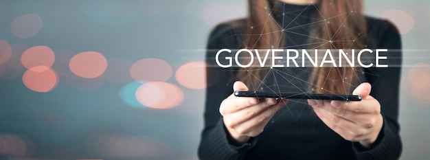 Governance und Telefon in der Hand der Frau