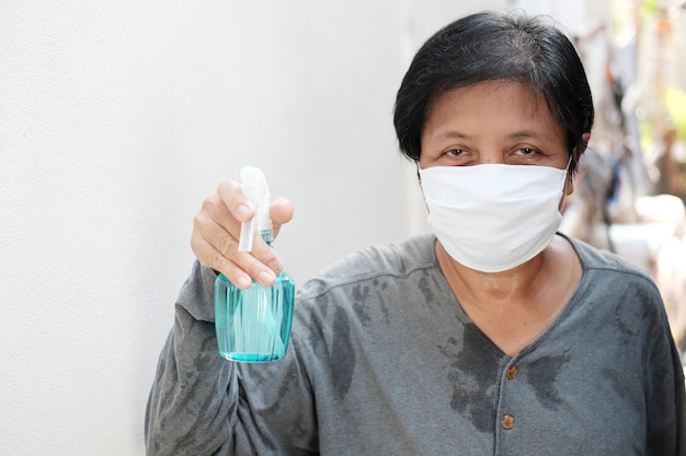 Governanta asiática usando máscara branca evita vírus Covid-19 ou Corona e valor da poluição do ar Pm 2,5