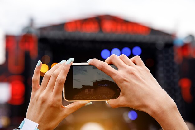 Grabación de conciertos de música al aire libre en un teléfono móvil