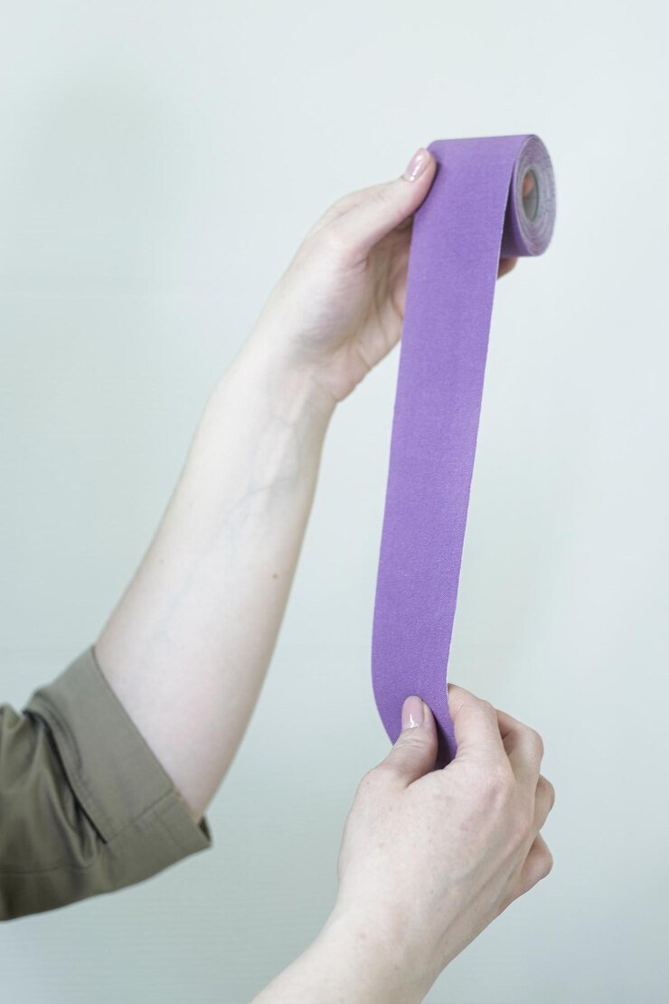 Foto grabación. cosmetología y medicina. las manos de las mujeres sostienen teips sobre un fondo claro.