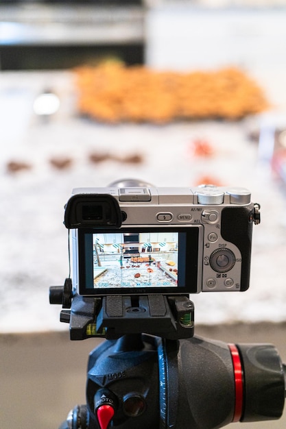 Foto grabación de video con cámara dslr en una cocina moderna