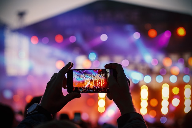 Grabación de vídeo y fotografía del concierto mediante smartphone. Música de color.