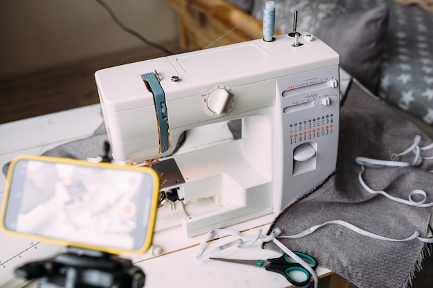 Grabación de video del taller de proceso de costura sobre diseño de ropa en smartphone