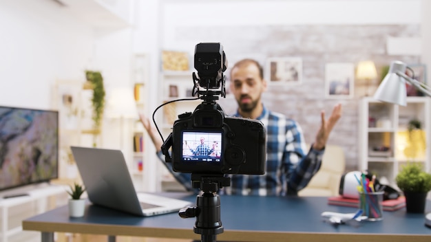 Grabación de vlogger joven y alegre para suscriptores. Influencer famoso en las redes sociales.