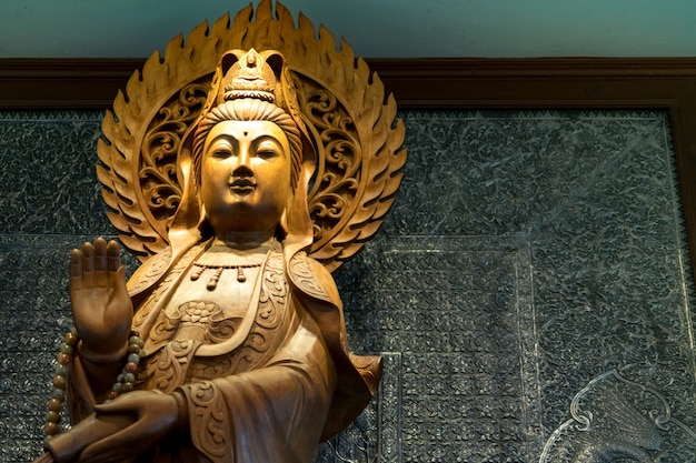 El grabado de oro de madera Guan Yin.