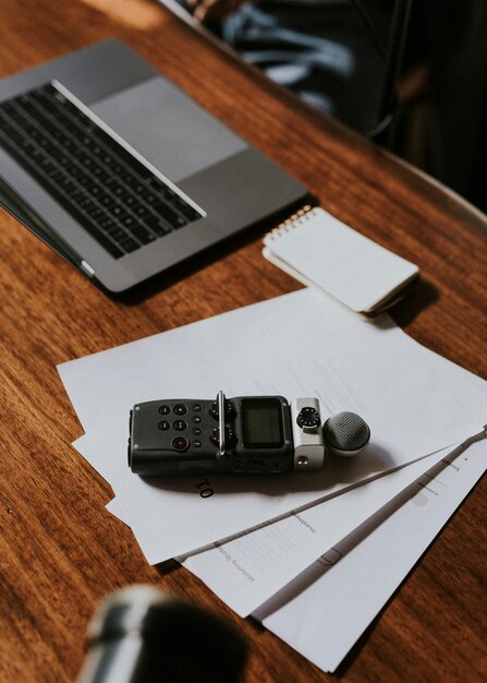 Grabador de sonido portátil para periodista en libros blancos