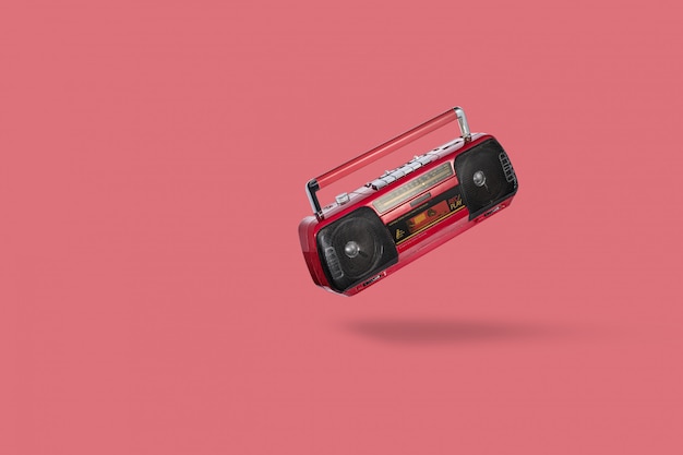 Grabadora de cassette de radio vintage aislado sobre fondo rosa