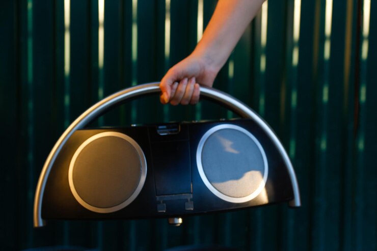 Foto grabadora de música retro en la mano retro anticuado estéreo portátil receptor de radio boombox con