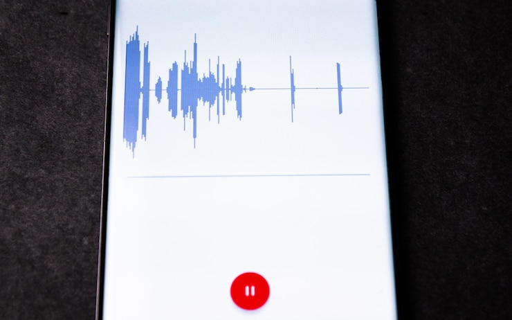 Foto grabadora de voz en un teléfono inteligente grabación de ondas de voz en la pantalla de un teléfono inteligente gravación de sonidos