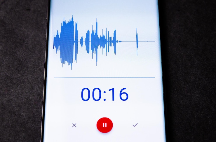 Foto grabadora de voz en un teléfono inteligente grabación de ondas de voz en la pantalla de un teléfono inteligente gravación de sonidos