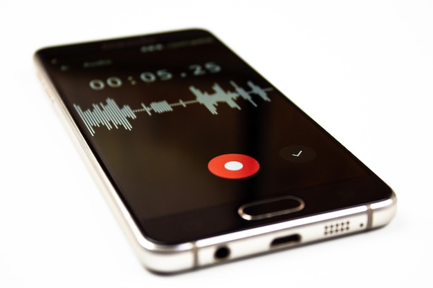 Grabadora de voz en un teléfono inteligente Onda de grabación de voz en la pantalla de un teléfono inteligente Grabación de sonidos en un teléfono inteligente Onda de nivel de ruido de la grabadora de voz