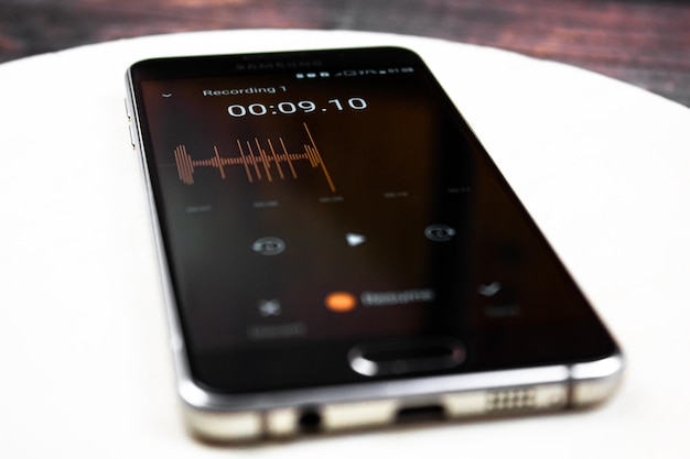 Foto grabadora de voz en un teléfono inteligente onda de grabación de voz en la pantalla de un teléfono inteligente grabación de sonidos en un teléfono inteligente onda de nivel de ruido de la grabadora de voz