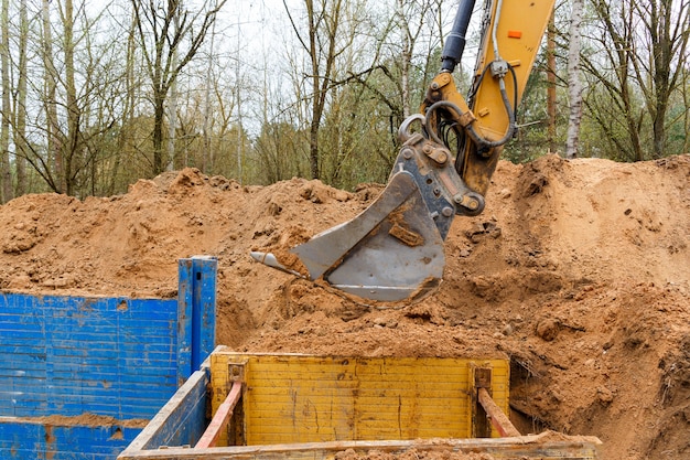 Grabenbau mit Metallgrabenstützen