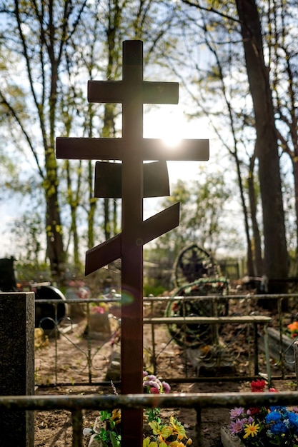 Grabkreuz auf dem orthodoxen christlichen Friedhof am sonnigen Tag