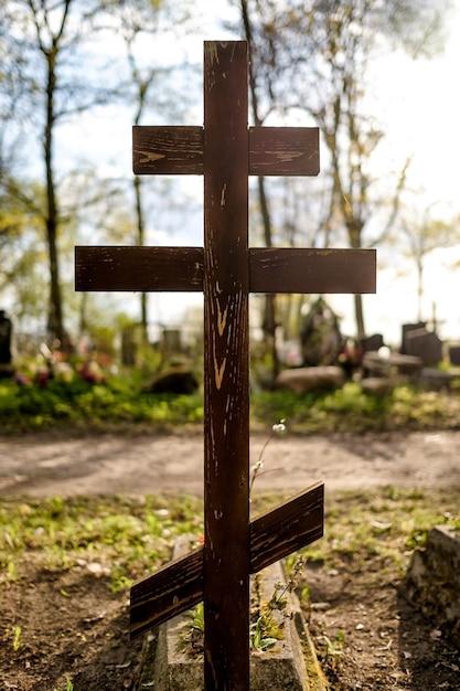 Grabkreuz auf dem orthodoxen christlichen Friedhof am sonnigen Tag