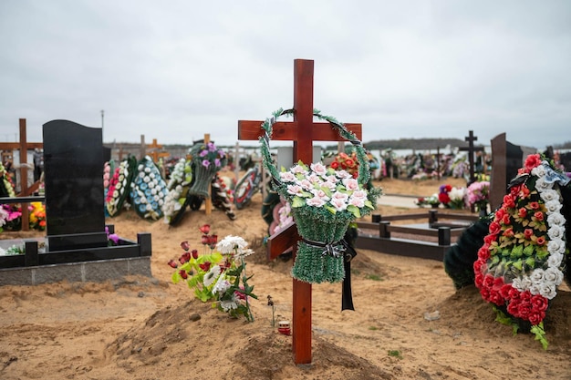 Grabkreuze mit Kränzen auf dem Friedhof im Sand