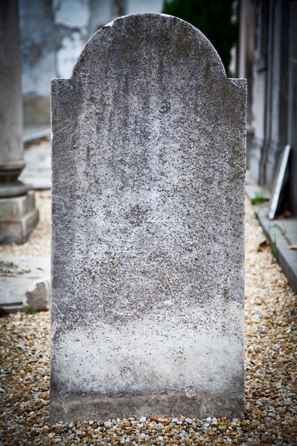 Grabstein im italienischen Friedhof mit Kopienraum