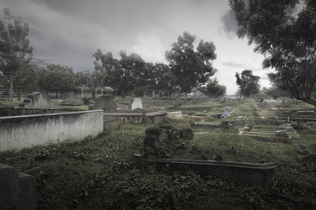 Grabsteine auf dem Friedhof mit dem dramatischen Szenenhintergrund. Halloween-Konzept