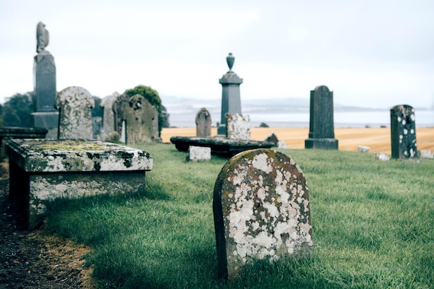 Grabsteine auf dem Friedhof