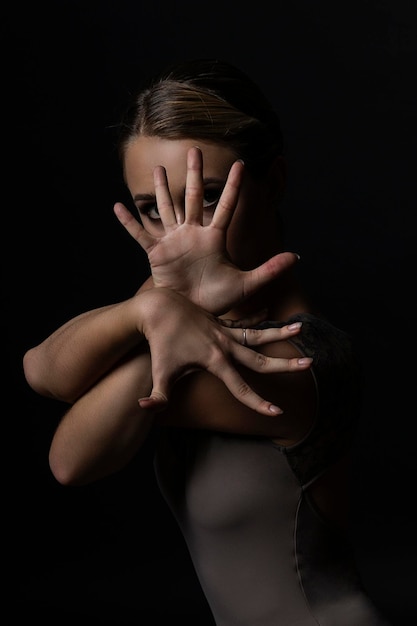 la gracia y el encanto del baile de una bailarina en un estudio fotográfico