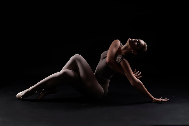 la gracia y el encanto del baile de una bailarina en un estudio fotográfico