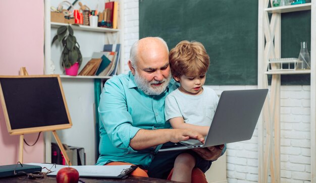 Gracias Maestro Escuela primaria y educación El maestro es un líder hábil Abuelo y nieto Estudiante y tutoría concepto de educación Poco listo para estudiar