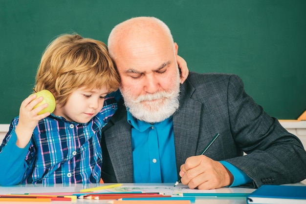 Gracias maestro maestro de enseñanza individual con alumno de escuela primaria masculino con problema profesar