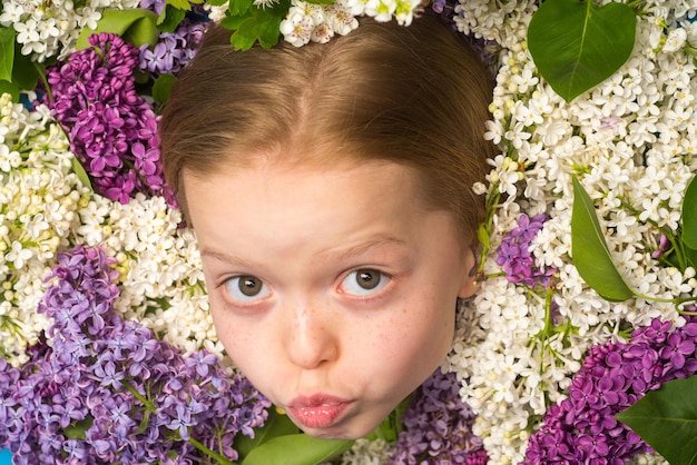 Graciosa chica junior un retrato de una hermosa chica primaveral en jardines floridos joven encantadora y elegante sp
