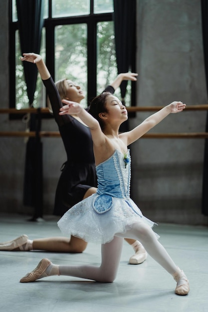 Graciosa dançarina de balé asiática com menina aprendendo a dançar Foto de estoque