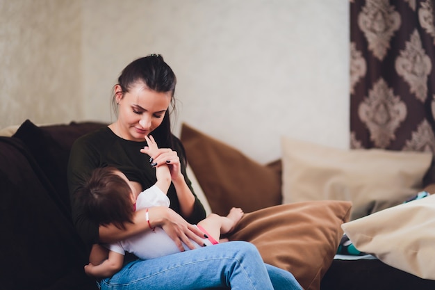 Graciosa niña con madre en casa.