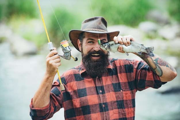 Gracioso hombre barbudo pescando en un lago o río pesca con mosca divertidos hombres barbudos pescador con caña de pescar y