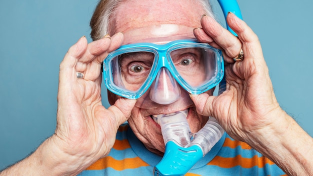 Gracioso hombre senior con gafas de snorkel