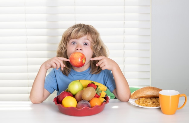 Gracioso niño comiendo manzana niño preadolescente niño años comer alimentos saludables verduras desayuno con mil