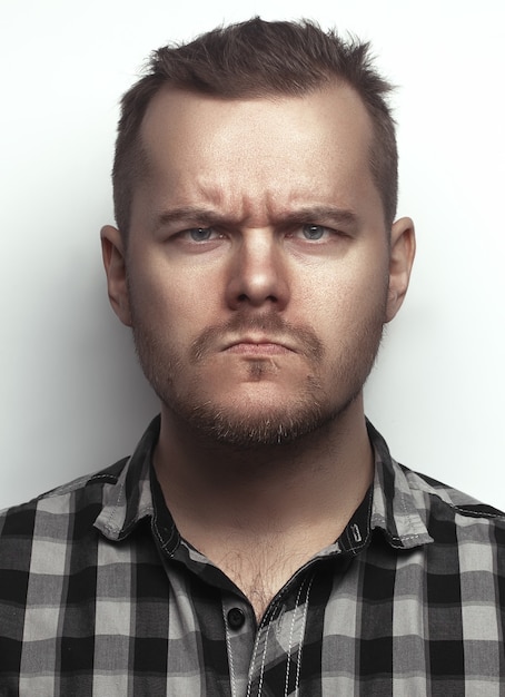 Gracioso retrato de un hombre serio. un hombre en el estudio