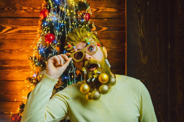 Gracioso Santa hombre posando sobre fondo de madera vintage Gente de Navidad celebración Año Nuevo Feliz Sant