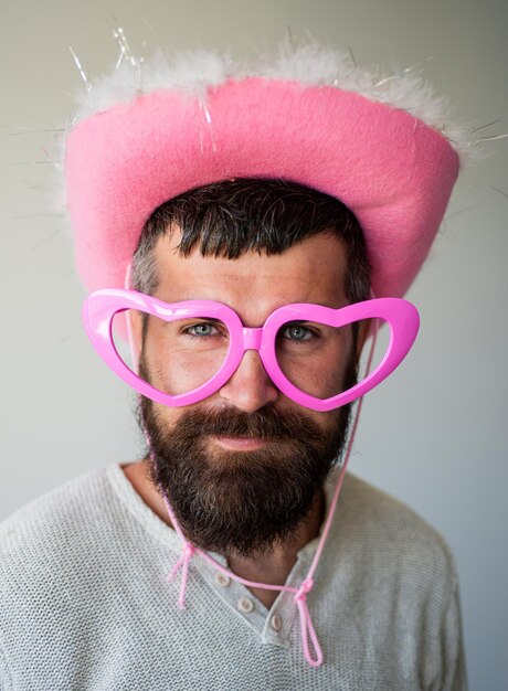 Gracioso vearded hombre con barba larga y bigote