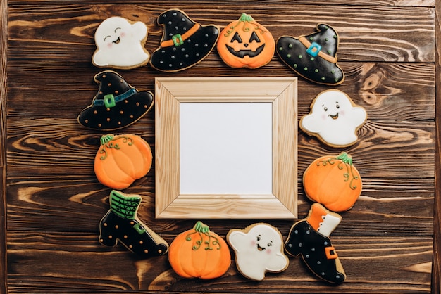 Graciosos deliciosos galletas de jengibre para Halloween en la mesa. vista horizontal desde arriba