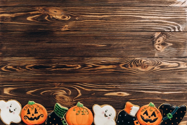 Foto graciosos deliciosos galletas de jengibre para halloween en la mesa. vista horizontal desde arriba