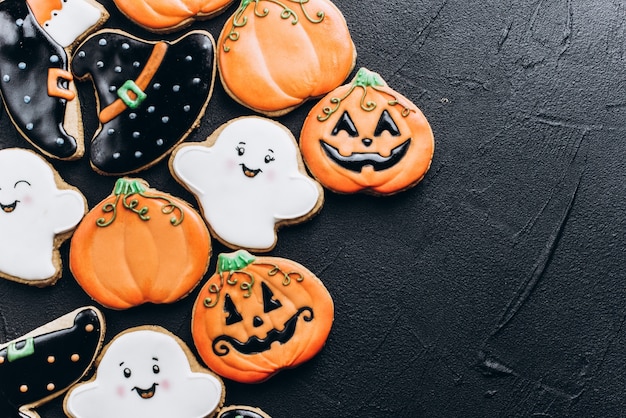 Graciosos deliciosos galletas de jengibre para Halloween en la mesa. vista horizontal desde arriba