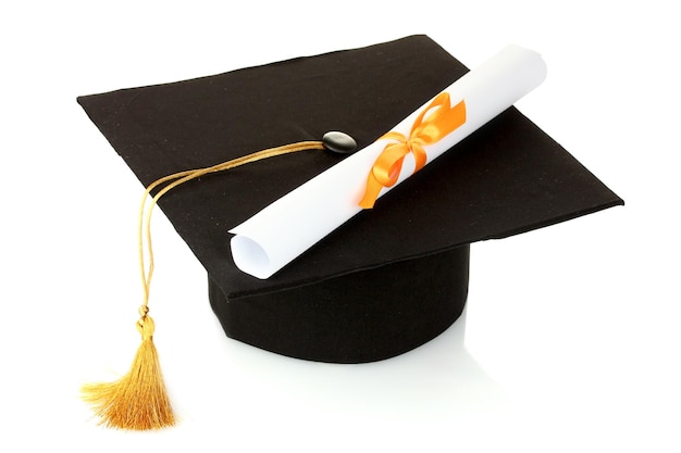 Grad hat y diploma aislado en blanco