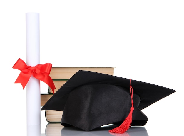 Grad hat con diploma y libros aislados en blanco