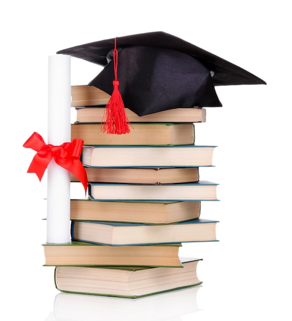 Grad-Hut mit Diplom und Büchern, isoliert auf weiss