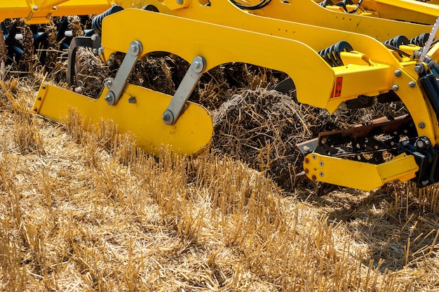 Foto grada de discos pesada en el trabajo, para arar la tierra maquinaria agrícola para labranza en el campo.