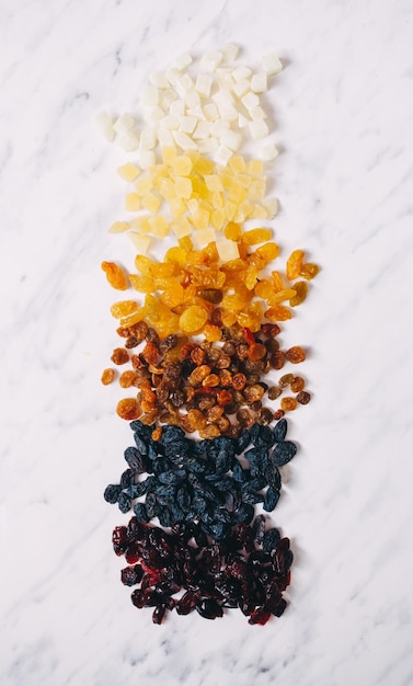 Gradação de cor pelo alimento. conjunto de frutas fritas, vista superior na mesa, arte da comida