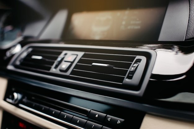 Grade de ventilação do ar condicionado em um carro moderno.