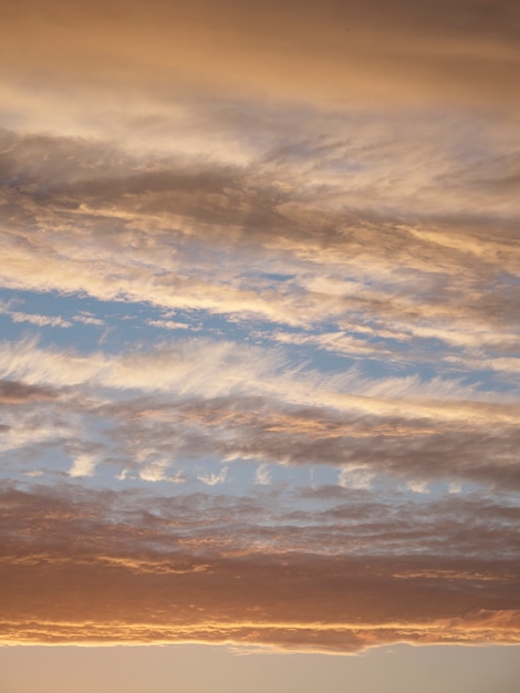 Gradiente del cielo nocturno. Colorido cielo nublado al atardecer.