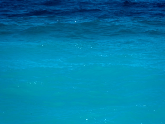 Foto gradiente de cor da água do mar na praia no mar egeu na grécia em um dia ensolarado de verão